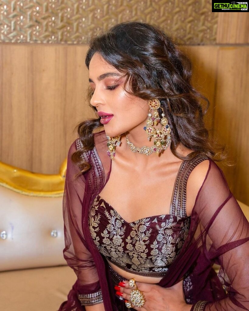 Seerat Kapoor Instagram - In this exquisite sari ensemble modified as a contemporary wrap around dhoti by the warmest and artistic @shravankummar It was an absolute honour to grace an appearance for the naksha bandi weavers and their craftsmanship. Thank you for having me ♥ Makeup @makeupbykamaljeet Hair @kandco_beautylounge Jewellery @neesa.jewels Photography @atulyachitr @atulr