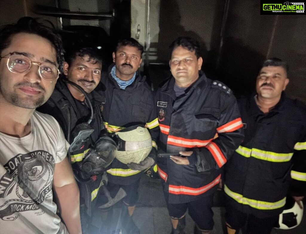 Shaheer Sheikh Instagram - Filled with so much gratitude, respect and reverence for these real heroes. Last night when the fire had spread across a building in Andheri West Shastri Nagar, Mumbai, the fire fighters reached in time and ensured that the fire came under control and helped evacuate people from the building. The on duty cops from the Oshiwara police station had also reached the location and were helping people evacuate the building. We were all doing our bit because our families were stuck, but the fire fighters and the cops took the onus to protect everyone there. To be able to assist alongside such professionals and eventually reuniting with my family was an emotional roller coaster. I just want to thank the #mumbaifirebrigade and @mumbaipolice for their sincere and heroic efforts to save lives. 🙏