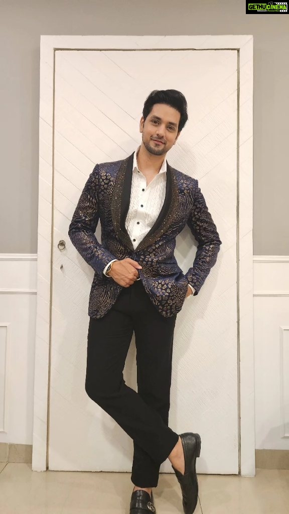 Shakti Arora Instagram - Leave a little sparkle where ever you go! Wearing @bharat_reshma Styled by @darshimehtaa #shaktiarora