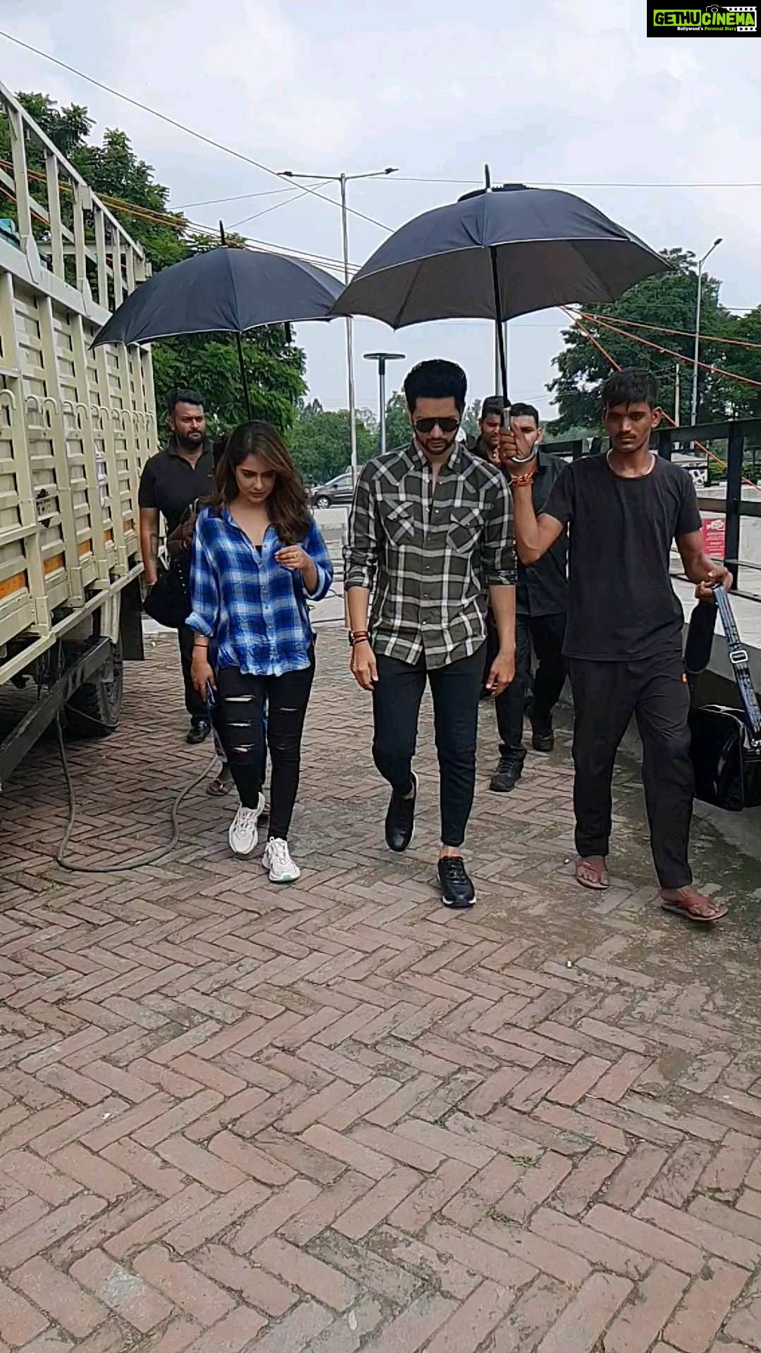 Shakti Arora Instagram - Watch our new fav song #darshandejani on YouTube link in Bio and here as well.. https://youtu.be/9_8j5grUZUc . @malvimalhotra Singer - @anmoldhandra music -@cheetah_beats Lyrics - @muraad07 Producer - @taruncodin25 @akshaykapoor301 Video - itejisandhu Lable - @chillvibemusic25 Casting @medazenithmakers @iam_obedafridi #bts #shaktiarora