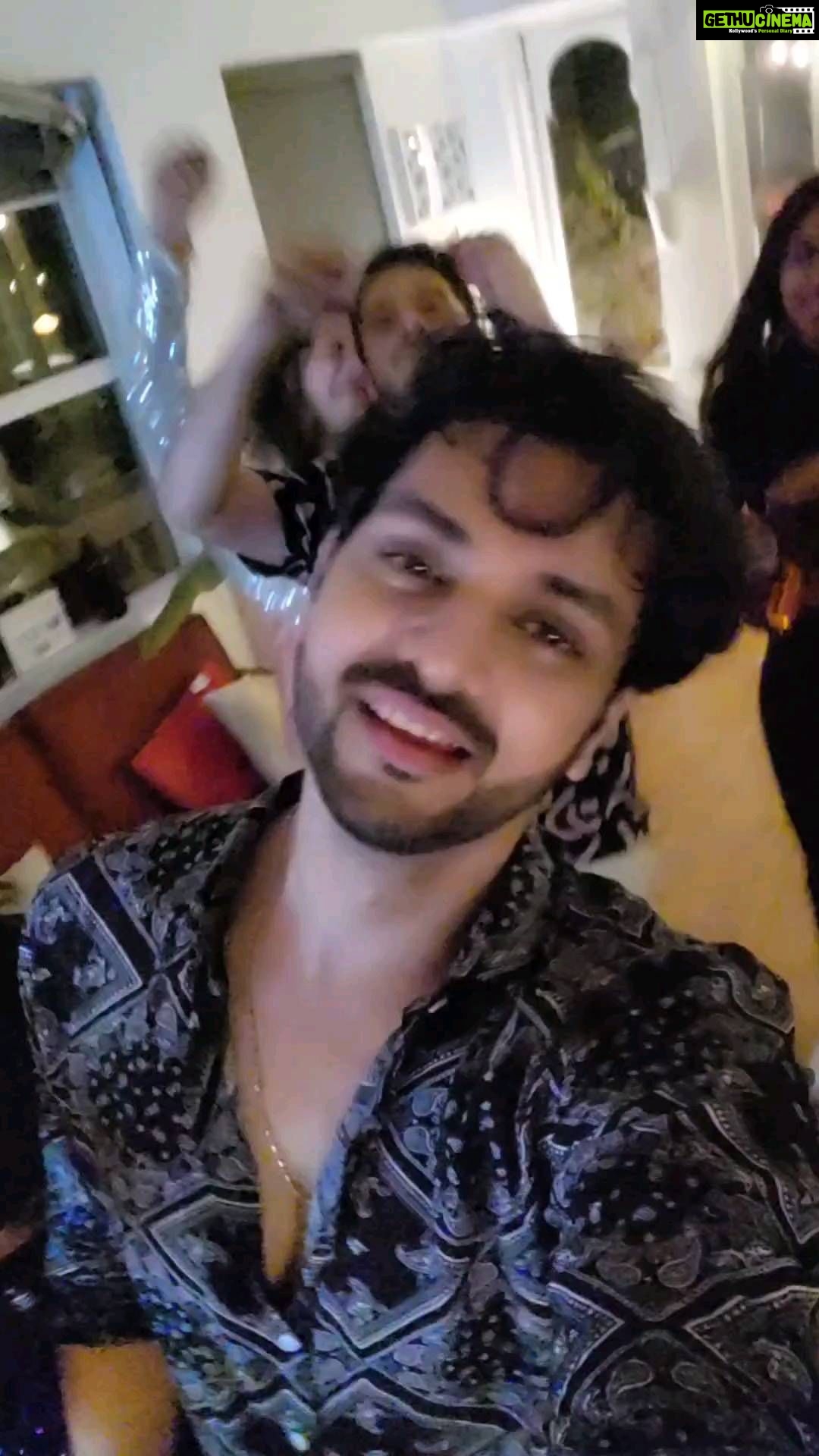 Shakti Arora Instagram - Some crazy madness last night.. Best new year ever..!! #shaktiarora #happynewyear #unfiltered #saatsamundarpaar @shekharvishal @esha.ghai @aaditheghai @pritiarora @vmadhuri @swopunk @puneet0905 @riyakhanna_