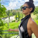 Shakti Mohan Instagram - “I dreamt a little dream” 🏰 @ilfalconiere @italiait @touristers Relais & Chateaux Il Falconiere