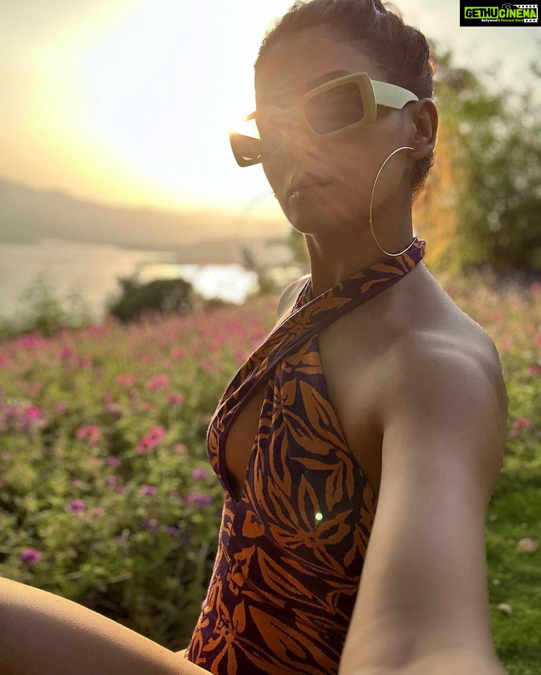 Shakti Mohan Instagram - summer lovin had me a blasttt 🦋