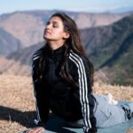 Shakti Mohan Instagram - some yoga & caffeine 🧘🏽‍♀️☕️⛰️ #cantgetbetter 🍃