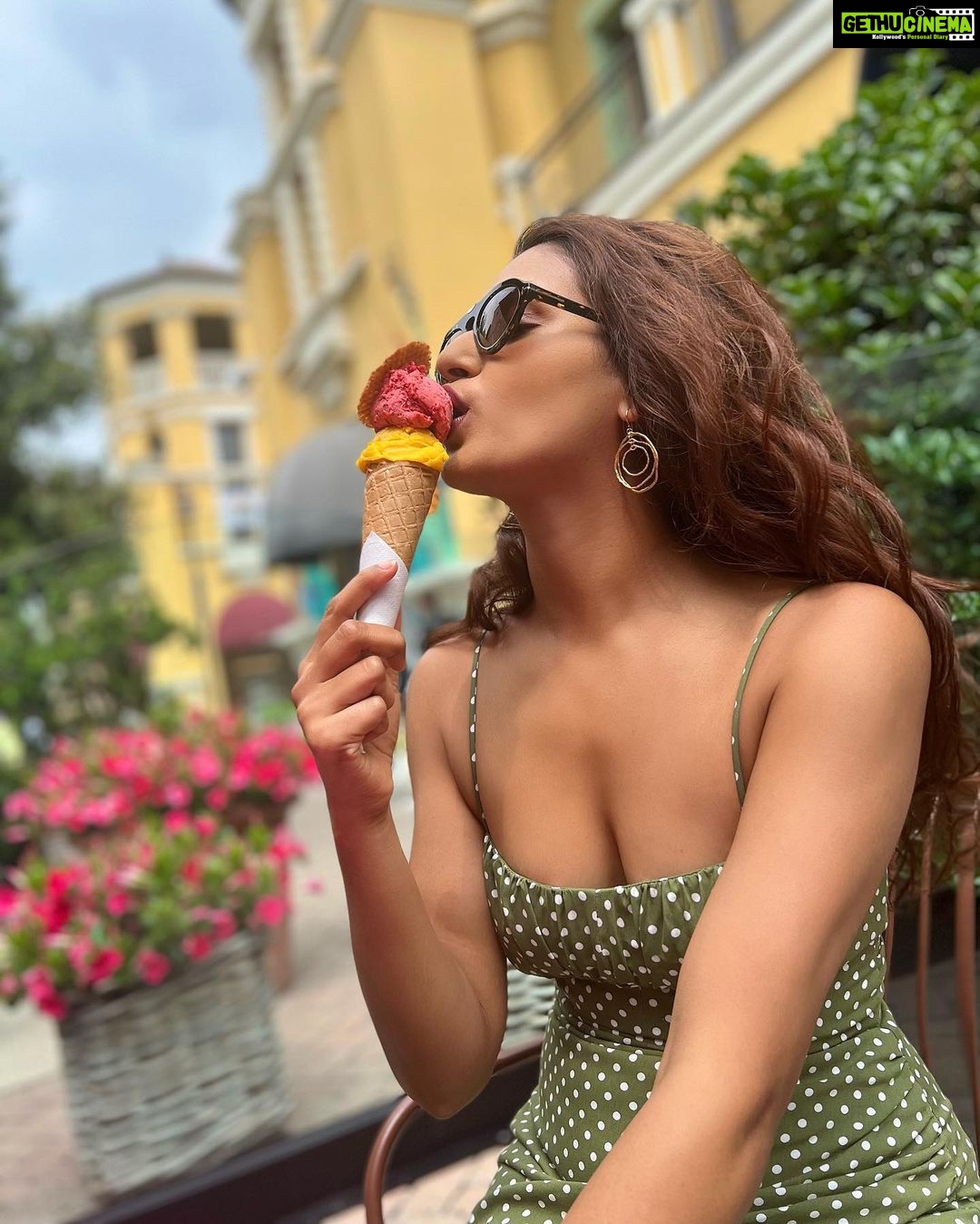 Shakti Mohan Instagram - you make me melt🍦 @italiait @fidenzavillage @thebicestercollection