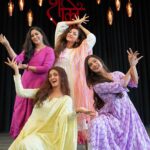 Shakti Mohan Instagram - When big sisters catch you over acting 🎤 🤣Waah Sajna 🤦🏻‍♀️ What a beautiful song 👏🏼 Love it Paine🥰 Always enjoy dancing with my sisters 🫶🏼 @harshdeepkaurmusic @neetimohan18 @muktimohan 📸@shubhamdancer