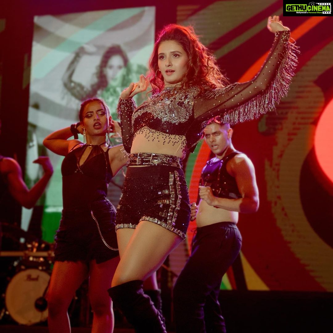 Shakti Mohan Instagram - Nothing more precious than sharing stage with my sisters 🥹 Love each and every moment of this #MohanSistersLive ⚡️ @neetimohan18 @muktimohan @mohansisterslive #MohanSistersLive #MSL Musicians Rohan Nadkarni drums - @Rohann_95 Denzil Mathias lead guitars - @denzil.mathias Akshay Menon keys - @akshay.menon.official Anit Hadkar keys - @anithadkar Pranoy Sarma bass - @Bassmyna @Samit Pednekar Percussion - samit.pednekar Technical Anshuman Mishra sound foh - @mishraontherun Mudit Maitreya sound monitors - @knober_wobber Jay Thakkar vj - @jaythakkar99 Manu Jacob lights - @manuvjacob Sahil Makhani and team - videography - @rahatmakhani @_smfilms Ritika jalan make up - @ritickasjalan Dwiyesh parasnani hair - @dwyessh_hairwizard Aaliya Hussain hair @aaliyanhussainhairmakeupcreator Saba sayed: @saba_hair_makeupartist Choreographer - Abhishek Das @soultan_dasri8 Associate Choreographer - Khushi Trivedi: @khushi_freshmess Bhakti Makhija : @bhakti.makhijaa Manish Kukkar : @manish_future Lalu Michael : @killachoc_famouscrew Dancers - Ishita Agnihotri: @agnihotri_ishita99 Siddhi Rane : @siddhi._rane Yash Amin : @yash.l.amin Kavita Gopinath Lagade : @lagadekavita Shubham Pawar : @lockboi_shubhu Lalu Bhugappa Maykal : @killachoc_famouscrew Music edit @smeuphony Managers: Amit : @amit_thosar Shubham : @shubhammunot7 Prema : @premavshetty Shraddha :@_shraddhabobade_ Nividitha: @nivi_ditha007 Spot- Santosh Jagtap: @jagtap721 Event team Campus events