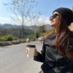 Shakti Mohan Instagram - some yoga & caffeine 🧘🏽‍♀️☕️⛰️ #cantgetbetter 🍃