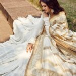 Shakti Mohan Instagram - Rays of the rising sun ☀️ Guess the name of the temple?🛕 Styled by- @isolatednee Assisted by - @apuneshruti Outfit- @rohitbalofficial Jewellery- @soranamjewels 📸 @iamsiddhantpanigrahi 💄@makeupbynayan