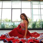 Shakti Mohan Instagram - Al red-y 💃🏻 📸@shubhamdancer 💄@ritickasjalan 👠@isolatednee 🥻@annus_creation 💍@silver.kiosk