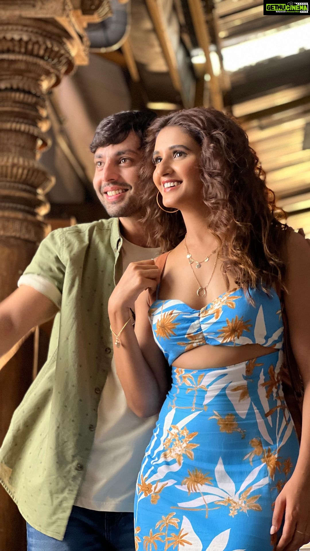 Shakti Mohan Instagram - Excited to take you all on this journey π Had a blast shooting for this one #daayeinbaayein @saregama_official @kohlihimansh @dharma2pointo @punitdmalhotra @collindcunha @asthasoom @choreographer_pavanshetty @choreographer_bob #bts π«ΆπΌ @premavshetty @_shraddhabobade_ @jagtap721 @makeupandhairbyshruti @aaliyahussainhairmakeupcreator