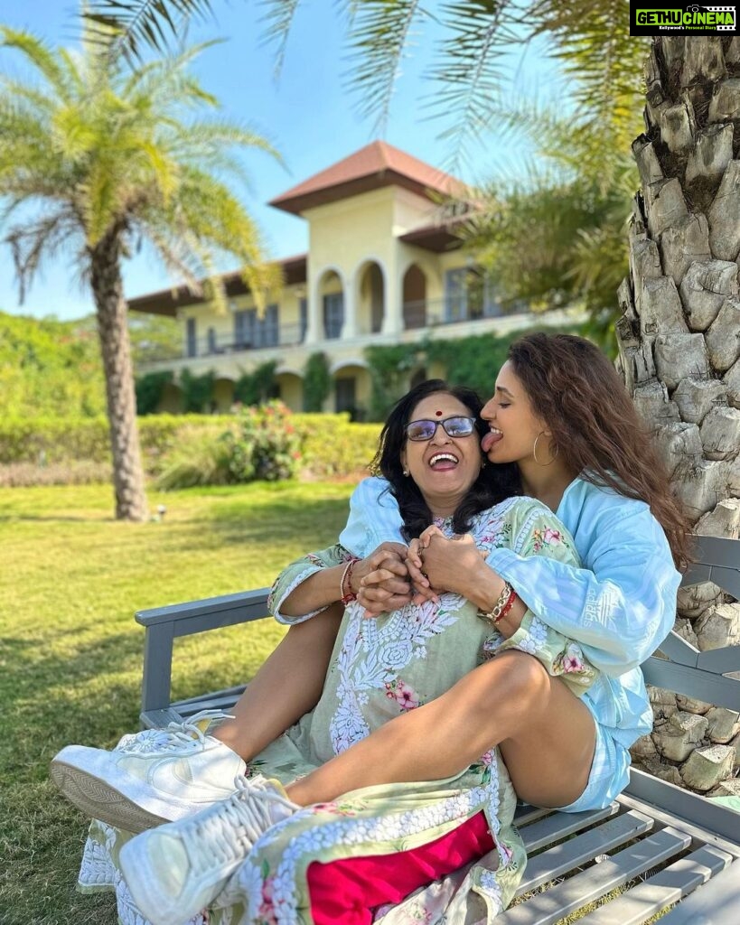 Shakti Mohan Instagram - A mother like no other @kusum8114 Happy birthday mattuuuu ☀️ Absolutely no one like you in the world You’re jus edible… love youuuuu my mommy🤍 Check out papa’s jealousy in the last picture 🤦🏻‍♀️ @sula_vineyards #sulavinyards #sulalife