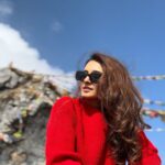 Shakti Mohan Instagram - when the mountains call ⛰️ you must answer 🤙🏼 #georgeeverest 🙏🏻@rishikeshexperts 📹@sonukashyap_5612