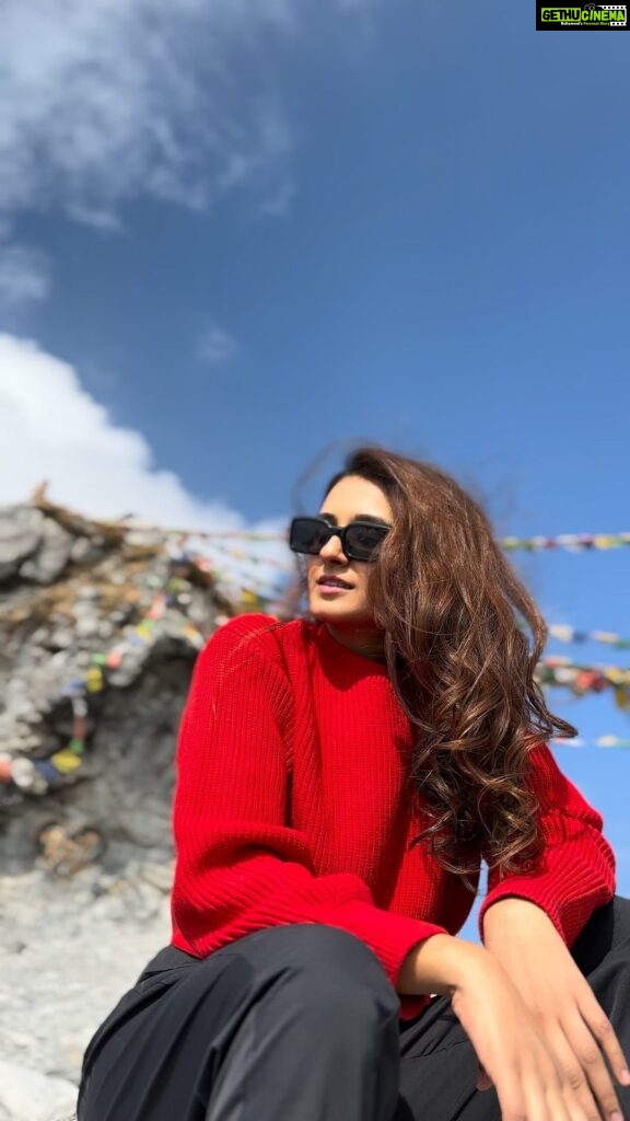 Shakti Mohan Instagram - when the mountains call ⛰️ you must answer 🤙🏼 #georgeeverest 🙏🏻@rishikeshexperts 📹@sonukashyap_5612
