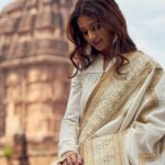 Shakti Mohan Instagram - Rays of the rising sun ☀️ Guess the name of the temple?🛕 Styled by- @isolatednee Assisted by - @apuneshruti Outfit- @rohitbalofficial Jewellery- @soranamjewels 📸 @iamsiddhantpanigrahi 💄@makeupbynayan