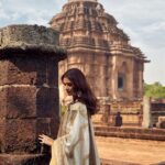 Shakti Mohan Instagram – Rays of the rising sun ☀️ 

Guess the name of the temple?🛕

Styled by- @isolatednee
Assisted by – @apuneshruti
Outfit- @rohitbalofficial
Jewellery- @soranamjewels 
📸 @iamsiddhantpanigrahi 
💄@makeupbynayan