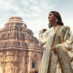 Shakti Mohan Instagram - Rays of the rising sun ☀️ Guess the name of the temple?🛕 Styled by- @isolatednee Assisted by - @apuneshruti Outfit- @rohitbalofficial Jewellery- @soranamjewels 📸 @iamsiddhantpanigrahi 💄@makeupbynayan