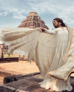 Shakti Mohan Instagram - Rays of the rising sun ☀️ Guess the name of the temple?🛕 Styled by- @isolatednee Assisted by - @apuneshruti Outfit- @rohitbalofficial Jewellery- @soranamjewels 📸 @iamsiddhantpanigrahi 💄@makeupbynayan