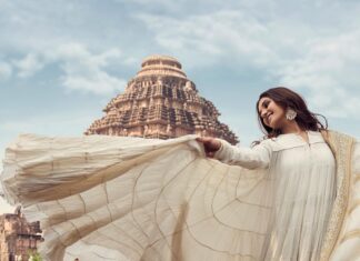Shakti Mohan Instagram - Rays of the rising sun ☀️ Guess the name of the temple?🛕 Styled by- @isolatednee Assisted by - @apuneshruti Outfit- @rohitbalofficial Jewellery- @soranamjewels 📸 @iamsiddhantpanigrahi 💄@makeupbynayan