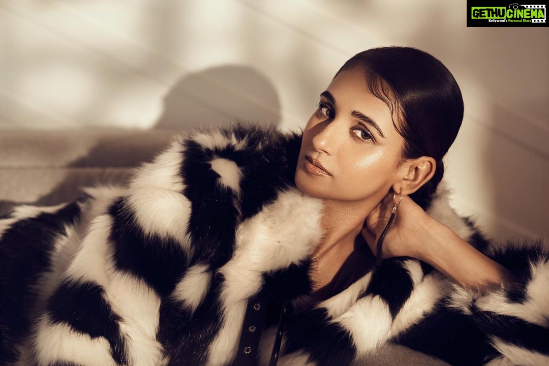 Shakti Mohan Instagram - Life ain't all black and white πΈ @rohitsrivastava_ π«@vrinda.fashionstylist ποΈ@ajay.inscape @atd_retouching π@cashmakeupartistry π@arbazshaikh6210 @riasanghai2410 π@siddhidbhandari βπΌ@idgafthebrand