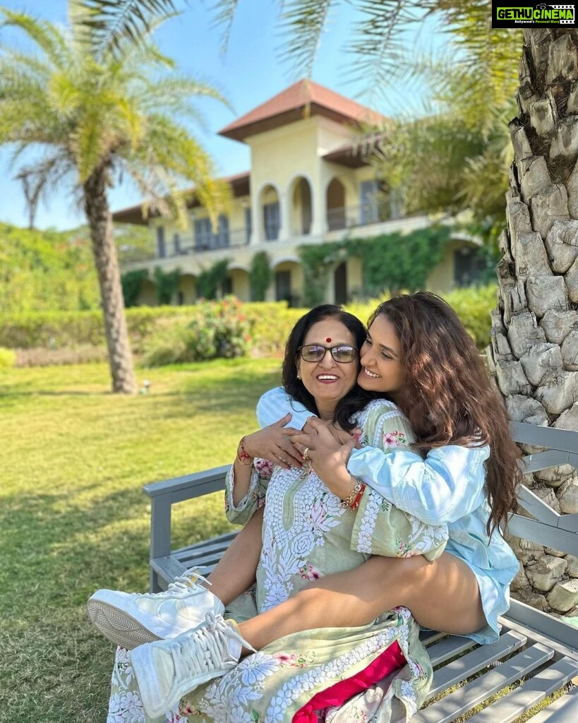Shakti Mohan Instagram - A mother like no other @kusum8114 Happy birthday mattuuuu ☀️ Absolutely no one like you in the world You’re jus edible… love youuuuu my mommy🤍 Check out papa’s jealousy in the last picture 🤦🏻‍♀️ @sula_vineyards #sulavinyards #sulalife