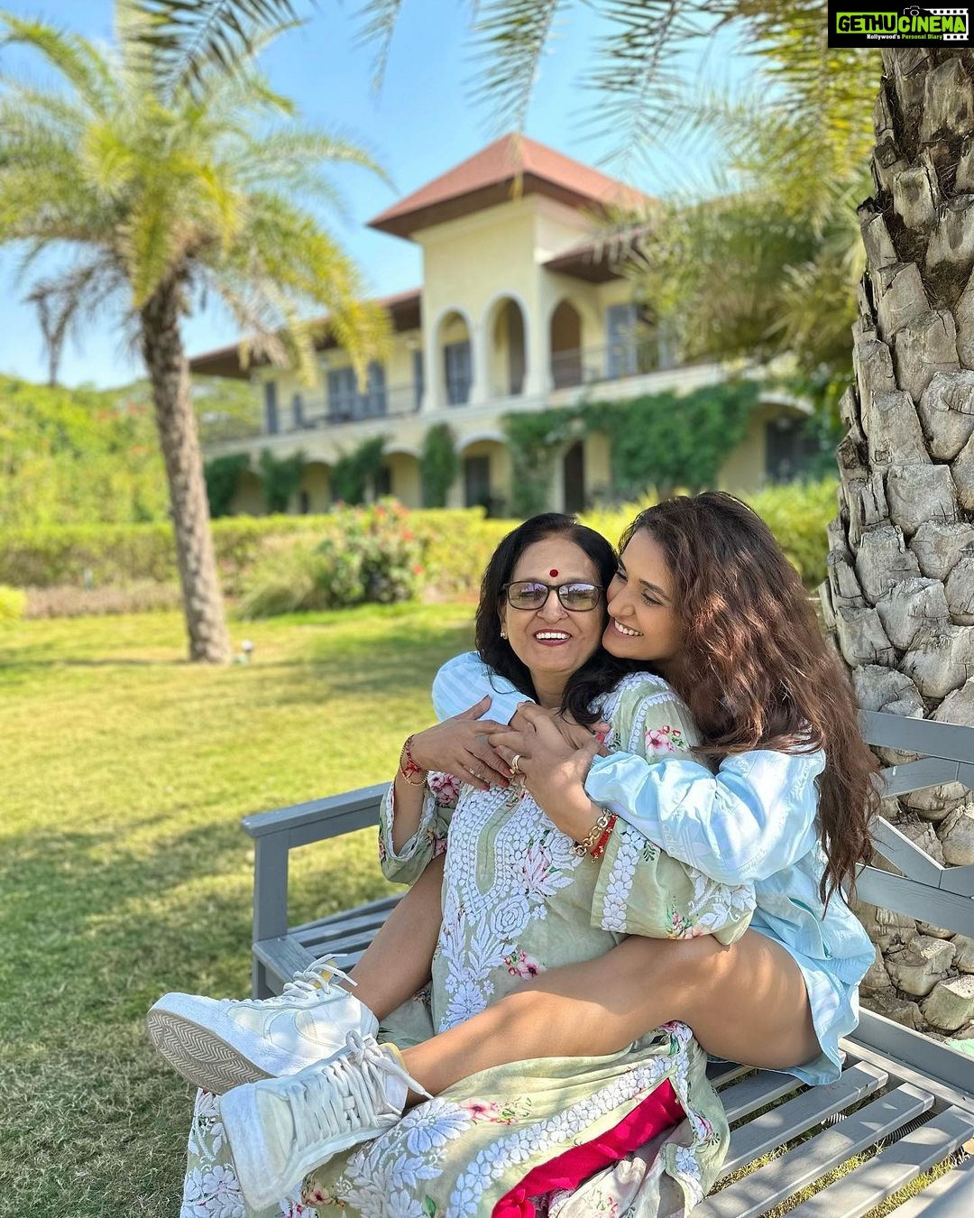 Shakti Mohan Instagram - A mother like no other @kusum8114 Happy birthday mattuuuu ☀️ Absolutely no one like you in the world You’re jus edible… love youuuuu my mommy🤍 Check out papa’s jealousy in the last picture 🤦🏻♀️ @sula_vineyards #sulavinyards #sulalife