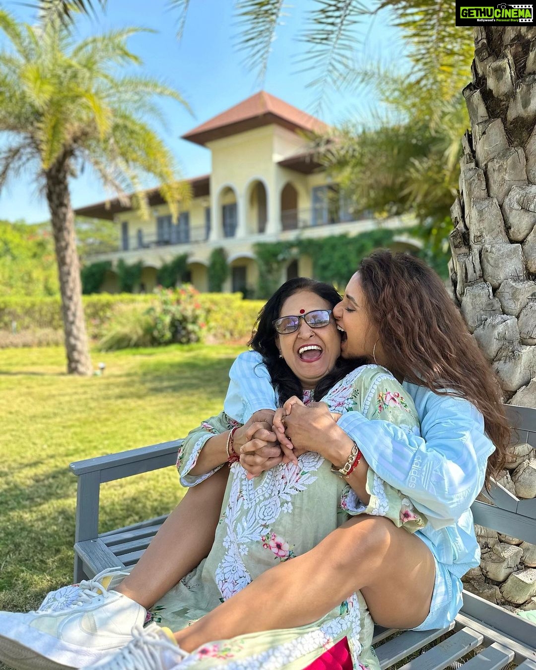 Shakti Mohan Instagram - A mother like no other @kusum8114 Happy birthday mattuuuu ☀️ Absolutely no one like you in the world You’re jus edible… love youuuuu my mommy🤍 Check out papa’s jealousy in the last picture 🤦🏻♀️ @sula_vineyards #sulavinyards #sulalife