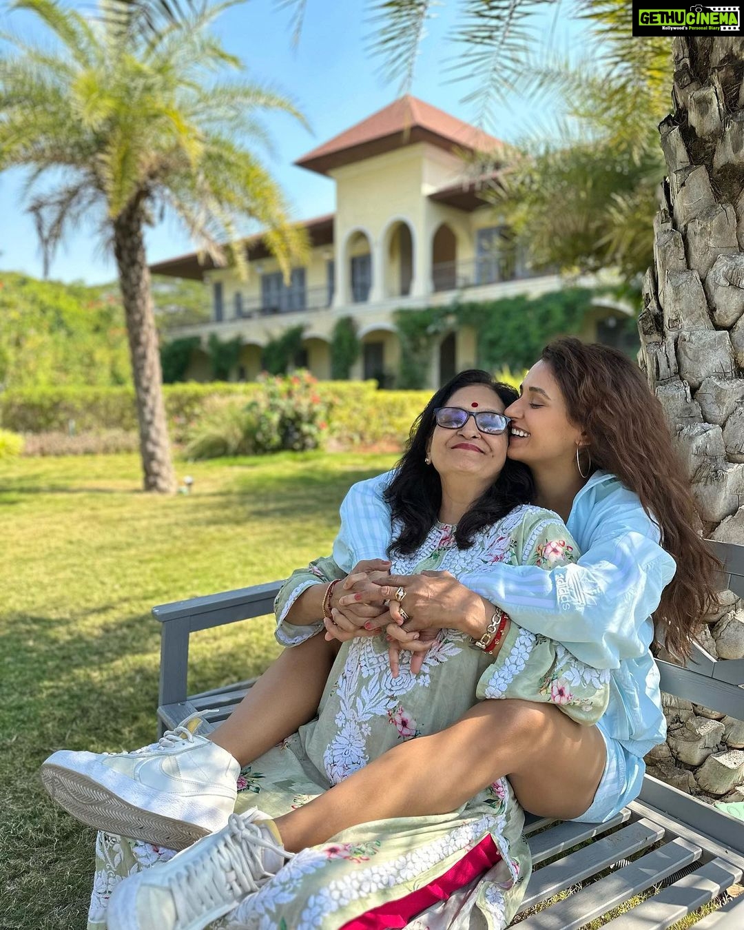 Shakti Mohan Instagram - A mother like no other @kusum8114 Happy birthday mattuuuu ☀️ Absolutely no one like you in the world You’re jus edible… love youuuuu my mommy🤍 Check out papa’s jealousy in the last picture 🤦🏻♀️ @sula_vineyards #sulavinyards #sulalife