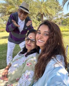 Shakti Mohan Instagram - A mother like no other @kusum8114 Happy birthday mattuuuu ☀️ Absolutely no one like you in the world You’re jus edible… love youuuuu my mommy🤍 Check out papa’s jealousy in the last picture 🤦🏻‍♀️ @sula_vineyards #sulavinyards #sulalife