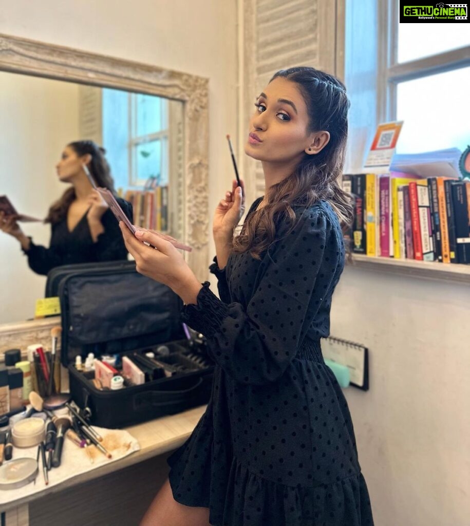 Shakti Mohan Instagram - I told you I’ll be ready in 5 minutes💄 Stop calling me every hour 🤷🏻‍♀️😆🙈 #makeup diaries 🤓