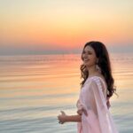 Shakti Mohan Instagram - Saree not sarry 🤓 Tried wearing saree by myself for the first time… couldn’t walk 🤷🏻‍♀️ Thanks to the girls on the beach who came to my rescue and fixed it 🥻😅 📷 @ruheedosani @muktimohan Styled by @isolatednee Assisted by @styling_by_shruti @shraddha.dange Outfit @madsamtinzin Ring @soranamjewels