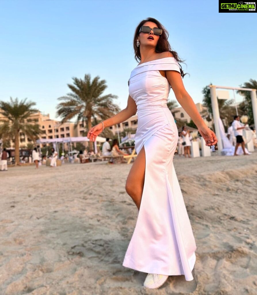 Shakti Mohan Instagram - happy holidays yall 🤍 dancin all over sand, water n of cos da table 🤷🏻‍♀️ to say goodbye #2022 🎥 @ruheedosani styled by- @isolatednee outfit- @pridal.in assisted by- @styling_by_shruti @aditi_08_