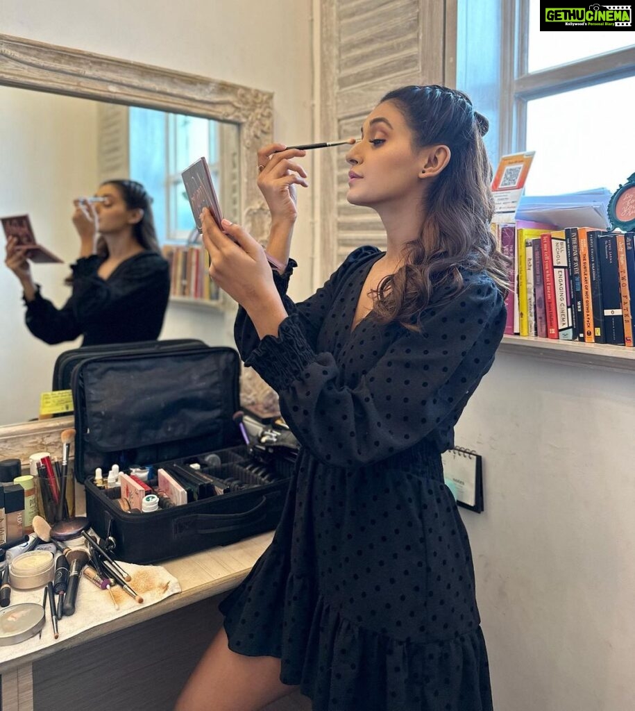 Shakti Mohan Instagram - I told you I’ll be ready in 5 minutes💄 Stop calling me every hour 🤷🏻‍♀️😆🙈 #makeup diaries 🤓