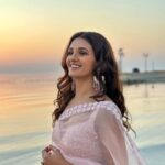 Shakti Mohan Instagram - Saree not sarry 🤓 Tried wearing saree by myself for the first time… couldn’t walk 🤷🏻‍♀️ Thanks to the girls on the beach who came to my rescue and fixed it 🥻😅 📷 @ruheedosani @muktimohan Styled by @isolatednee Assisted by @styling_by_shruti @shraddha.dange Outfit @madsamtinzin Ring @soranamjewels