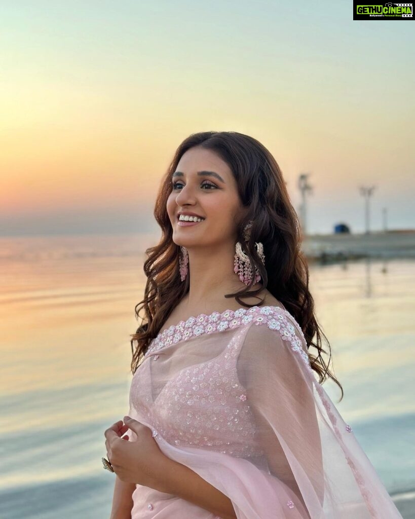 Shakti Mohan Instagram - Saree not sarry 🤓 Tried wearing saree by myself for the first time… couldn’t walk 🤷🏻‍♀️ Thanks to the girls on the beach who came to my rescue and fixed it 🥻😅 📷 @ruheedosani @muktimohan Styled by @isolatednee Assisted by @styling_by_shruti @shraddha.dange Outfit @madsamtinzin Ring @soranamjewels
