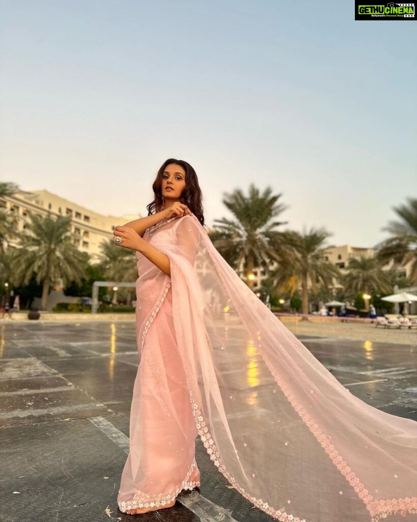 Shakti Mohan Instagram - Saree not sarry 🤓 Tried wearing saree by myself for the first time… couldn’t walk 🤷🏻‍♀️ Thanks to the girls on the beach who came to my rescue and fixed it 🥻😅 📷 @ruheedosani @muktimohan Styled by @isolatednee Assisted by @styling_by_shruti @shraddha.dange Outfit @madsamtinzin Ring @soranamjewels