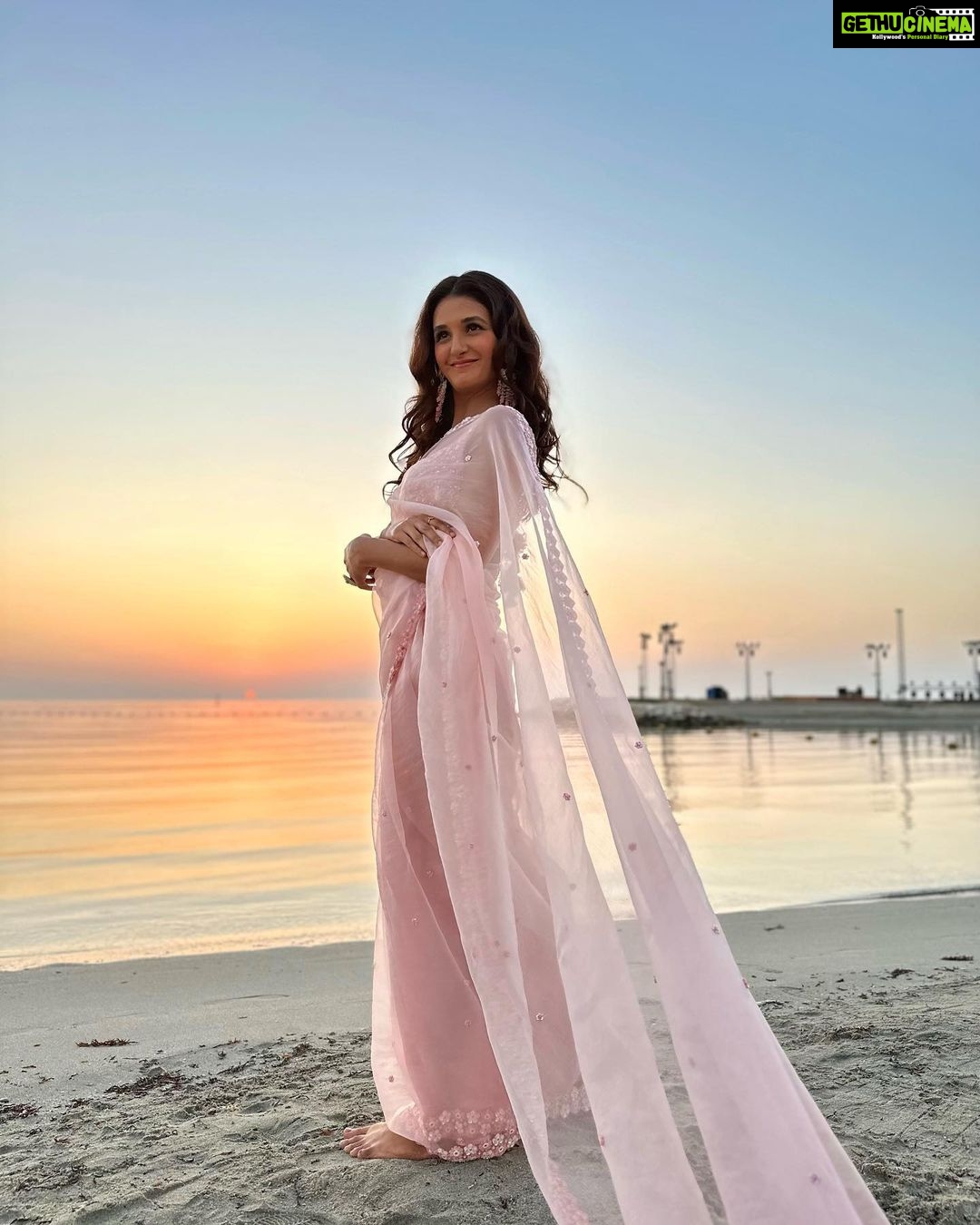 Shakti Mohan Instagram - Saree not sarry 🤓 Tried wearing saree by myself for the first time… couldn’t walk 🤷🏻♀️ Thanks to the girls on the beach who came to my rescue and fixed it 🥻😅 📷 @ruheedosani @muktimohan Styled by @isolatednee Assisted by @styling_by_shruti @shraddha.dange Outfit @madsamtinzin Ring @soranamjewels