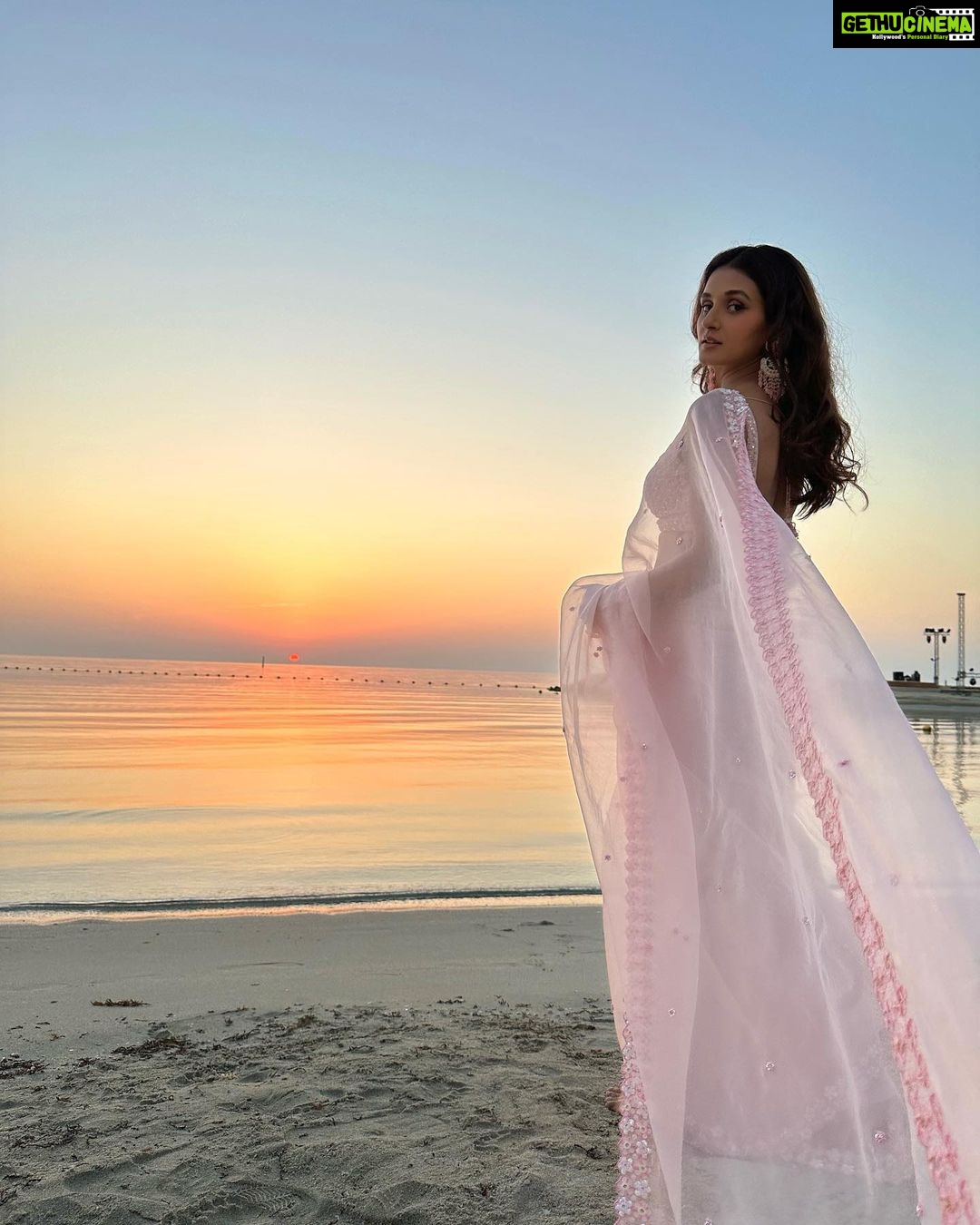 Shakti Mohan Instagram - Saree not sarry 🤓 Tried wearing saree by myself for the first time… couldn’t walk 🤷🏻♀️ Thanks to the girls on the beach who came to my rescue and fixed it 🥻😅 📷 @ruheedosani @muktimohan Styled by @isolatednee Assisted by @styling_by_shruti @shraddha.dange Outfit @madsamtinzin Ring @soranamjewels
