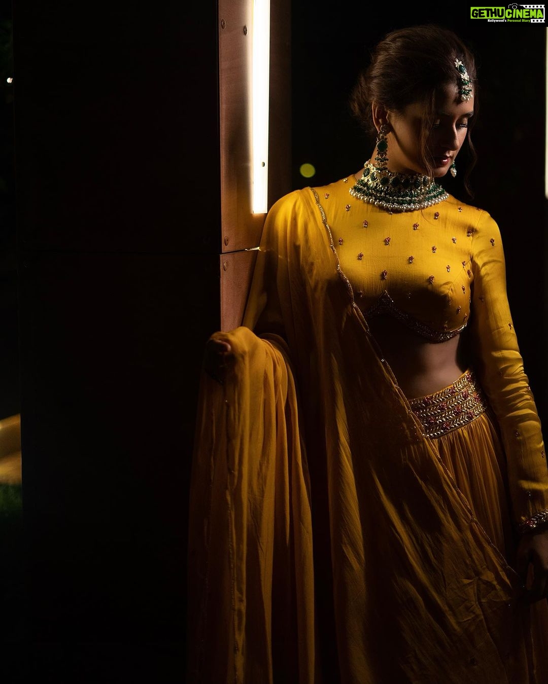 Shakti Mohan Instagram - and it was All… Yellow 🌻 Loved this look for @mohansisterslive Hyderabad ✨ HMU - @ritickasjalan @rasilaravariamua Outfit - @ease_kv Jewellery- @aquamarine Stylist - @dharagandhistylist 📸 - @_smfilms @rahatmakhani @premavshetty @_shraddhabobade_ @jagtap721 #MSL #mohansisterslive