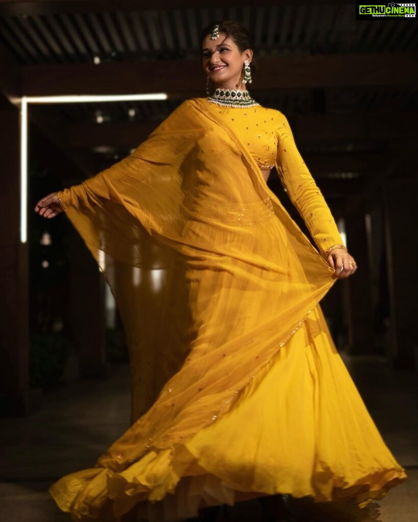 Shakti Mohan Instagram - and it was All… Yellow 🌻 Loved this look for @mohansisterslive Hyderabad ✨ HMU - @ritickasjalan @rasilaravariamua Outfit - @ease_kv Jewellery- @aquamarine Stylist - @dharagandhistylist 📸 - @_smfilms @rahatmakhani @premavshetty @_shraddhabobade_ @jagtap721 #MSL #mohansisterslive