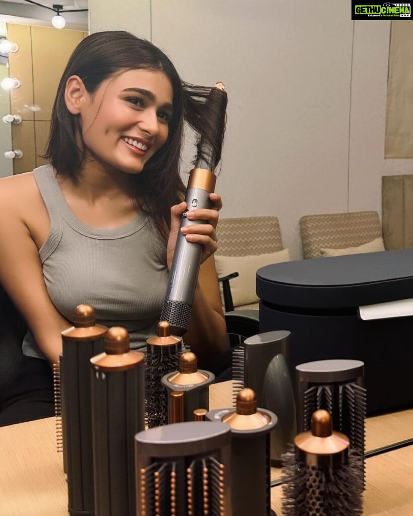 Shalini Pandey Instagram - Lights, Camera and my Dyson Airwrap in action! The technology behind this hair tool is just genius 🩷 #DysonIndia#DysonHair#DysonAirwrap#ad