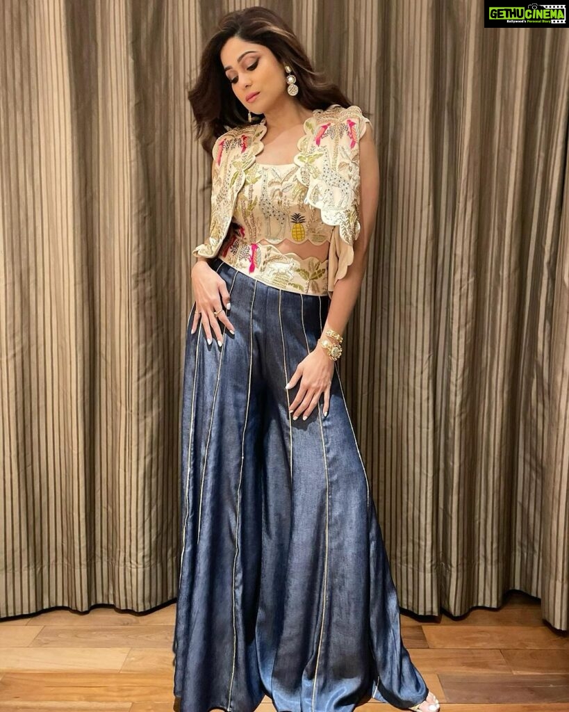 Shamita Shetty Instagram - 🌸 Outfit : @payalsinghal Hair : @hairbysharda Jewellery: @azotiique #eventdiaries #aboutlastnight #delhi #glitzglam