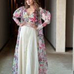 Shamita Shetty Instagram - Flower child you are about to bloom 🌺 Outfit : @ikichic_official Hair : @kantamotwani @kromakaysalon @hairnmakeup.farzana Managed by @viniyardfilms @timesfashionweek . . . . #showstopper #btfashionweek2023 #rampwalk #happyme #flowers #love #gratitude #positivity