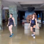 Shamita Shetty Instagram - Hip Hop Cardio Anyone?! What a fun way of burning calories and learning some new moves at the same time. Works on 👇 -Muscular and Cardiovascular Endurance. -Agility and Skill. -Body and Brain Coordination. -Fat Loss @yashmeenchauhan @clubrpm . . . . #mondaymotivation #hiphop #aerobics #workout #gymmotivation #burncalories #love #joydivision #happiness #gratitude #workoutwithshamita