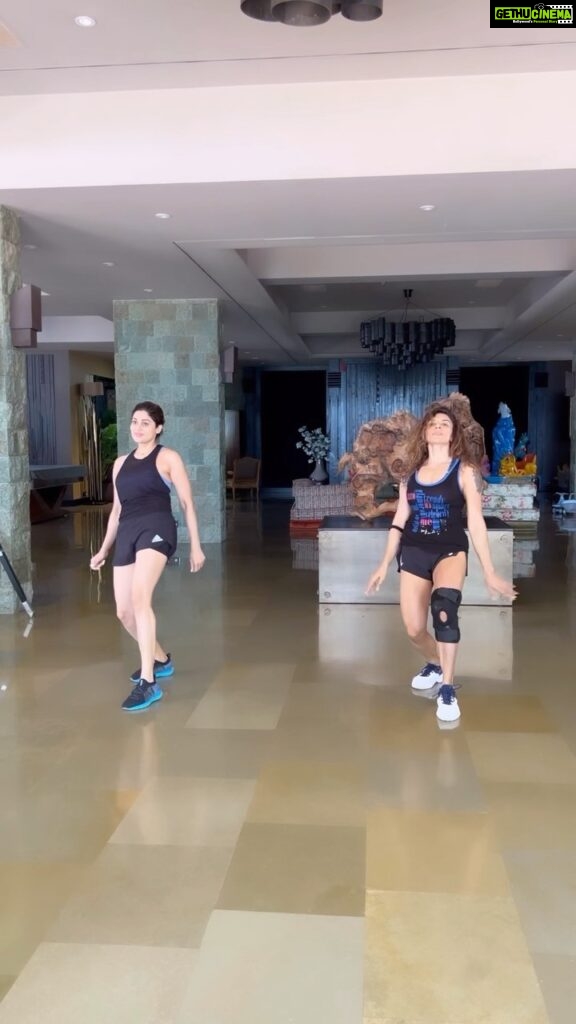 Shamita Shetty Instagram - Hip Hop Cardio Anyone?! What a fun way of burning calories and learning some new moves at the same time. Works on 👇 -Muscular and Cardiovascular Endurance. -Agility and Skill. -Body and Brain Coordination. -Fat Loss @yashmeenchauhan @clubrpm . . . . #mondaymotivation #hiphop #aerobics #workout #gymmotivation #burncalories #love #joydivision #happiness #gratitude #workoutwithshamita