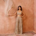 Shamita Shetty Instagram - 𝙋𝙎 @ 𝙆𝙂 | 𝙏𝙝𝙚 𝙋𝙎 𝙄𝙘𝙤𝙣 𝙀𝙙𝙞𝙩𝙞𝙤𝙣 𝘈𝘴 𝘸𝘦 𝘤𝘰𝘶𝘯𝘵𝘥𝘰𝘸𝘯 𝘵𝘰 𝘵𝘩𝘦 𝘭𝘢𝘶𝘯𝘤𝘩 𝘰𝘧 𝘰𝘶𝘳 𝘣𝘳𝘪𝘥𝘢𝘭 𝘧𝘭𝘢𝘨𝘴𝘩𝘪𝘱 𝘴𝘵𝘰𝘳𝘦 𝘪𝘯 𝘒𝘢𝘭𝘢 𝘎𝘩𝘰𝘥𝘢 𝘵𝘩𝘪𝘴 𝘮𝘰𝘯𝘵𝘩, 𝘸𝘦 𝘢𝘳𝘦 𝘤𝘦𝘭𝘦𝘣𝘳𝘢𝘵𝘪𝘯𝘨 𝘵𝘩𝘦 𝘮𝘪𝘭𝘦𝘴𝘵𝘰𝘯𝘦 𝘸𝘪𝘵𝘩 𝘰𝘶𝘳 𝘖𝘎 #𝘗𝘚𝘎𝘪𝘳𝘭𝘴 𝘪𝘯 𝘵𝘩𝘦 𝘢𝘭𝘭-𝘯𝘦𝘸 '𝘔𝘰𝘥𝘦𝘳𝘯 𝘔𝘶𝘨𝘩𝘢𝘭𝘴' 𝘤𝘰𝘭𝘭𝘦𝘤𝘵𝘪𝘰𝘯. “ @shamitashetty_official and I first met in college, and have been friends ever since. She’s a multi-faceted multi-hyphenate, and I’ve seen her personal style evolve beautifully over the years. As she makes a return to the big screen with her new movie, this was the perfect time for her to be a part of our celebratory campaign. ” — Payal Singhal Shamita Shetty in the Grey Georgette Sharara with Bagh Embroidery from the SS’23 ‘Modern Mughals’ collection, available exclusively at the Kala Ghoda store. 🗓️ Launches 20 April, 2023 📍 Payal Singhal, Ground Floor, Bhogilal Hargovindas Bldg, 18/20, K Dubash Marg, Kala Ghoda, Fort, Mumbai, 400018 For shopping assistance: Email: cs@payalsinghal.com Call/WhatsApp: +91 9321578764 Jewellery @satyanifinejewels Shot by @porus.vimadalal Styled by @prayag.menon HMU @inherchair #PSatKG #PSFullCircle #NewCollection #StoreLaunch #ModernMughals #PSIcons #MuseMagic #NewLaunch #WatchThisSpace