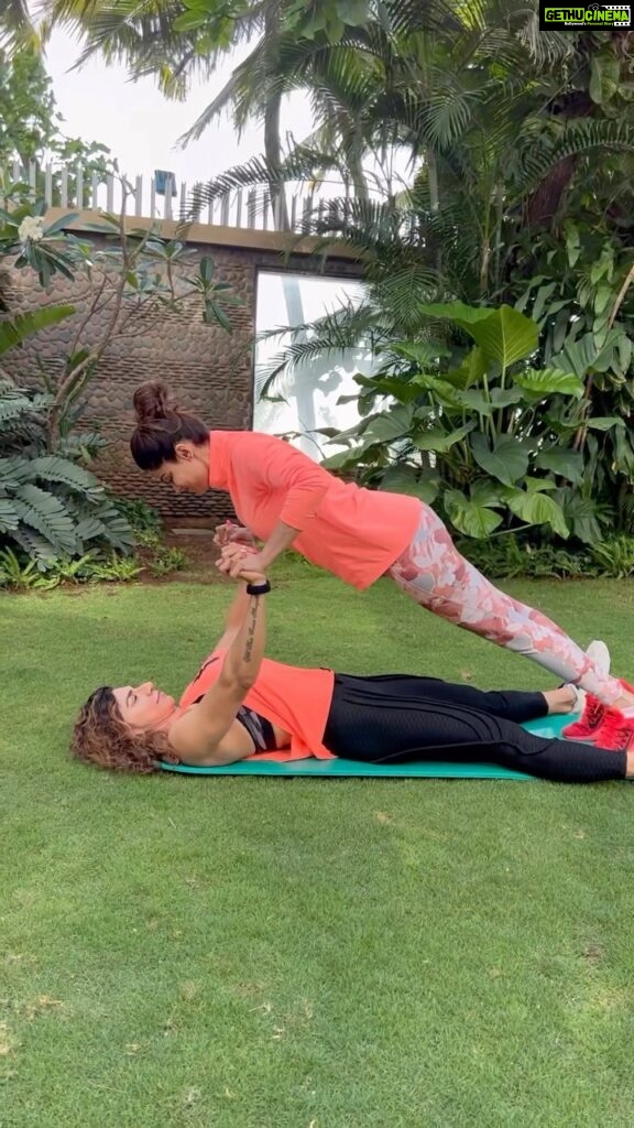 Shamita Shetty Instagram - Partner Push Ups Anyone 💪 I keep looking for some fun element in my training which should be challenging as well. Give this a try with your gym buddy/ partner, shoot a video, tag me and I shall repost in my story 😃👊 What makes these tougher is “unstable” surface ✋️ - hands of each of us act as unstable surface for each other. Works on Chest, Shoulders and Arms. Engages Core. ⚠️ Do Not Perform if you have Poor Upper Body and Core Strength. . . . . #training #mondaymotivation #workoutwithshamita #workout #workoutoftheday #strongwomen #gymmotivation