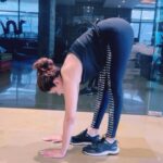 Shamita Shetty Instagram – Some Animal Moves To Test Your Mobility.
Give them a try to see how well can you move.
These can be done as a dynamic warm up before your lower body training. Opens up the joints and prepares for full range injury free movements.
@clubrpm @yashmeenchauhan 
.

.

.

.

.

#mondaymotivation #workoutwithshamita #animalmoves #workout #gymmotivation #workoutmotivation