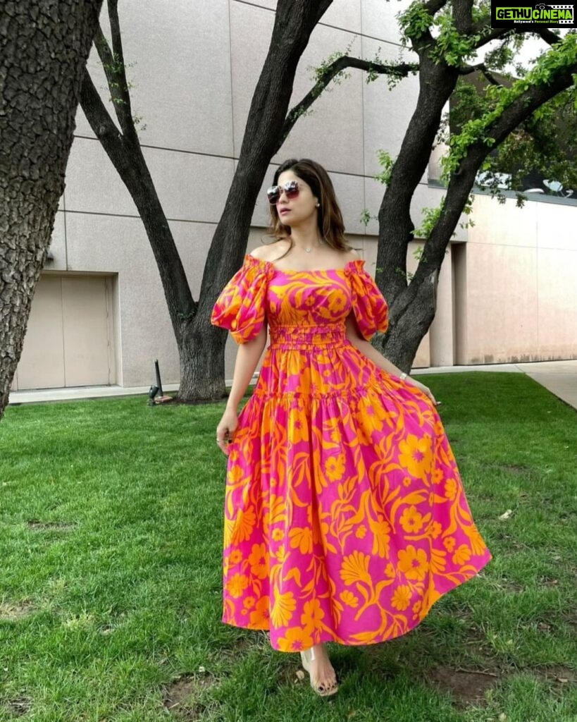 Shamita Shetty Instagram - Colors are the smiles of nature ❤️🦋🌼 👗 : @houseoffett @dipublicrelations . . . . #traveldiaries #dallas #happiness #love #gratitude