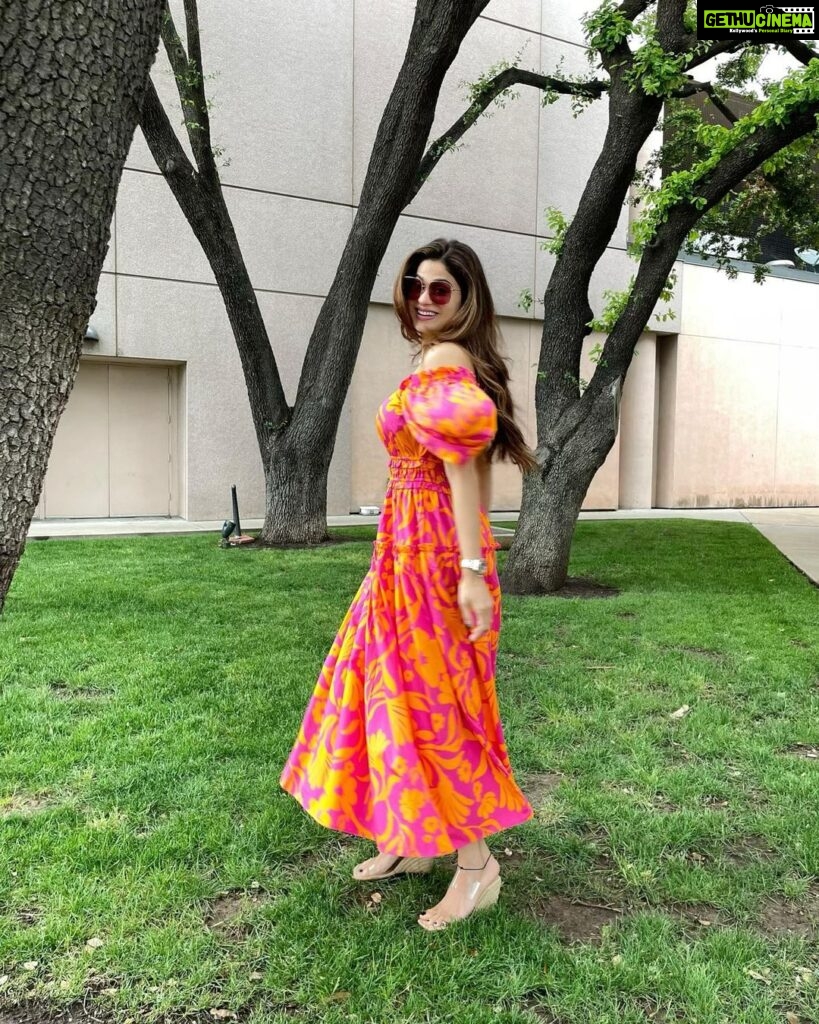Shamita Shetty Instagram - Colors are the smiles of nature ❤️🦋🌼 👗 : @houseoffett @dipublicrelations . . . . #traveldiaries #dallas #happiness #love #gratitude